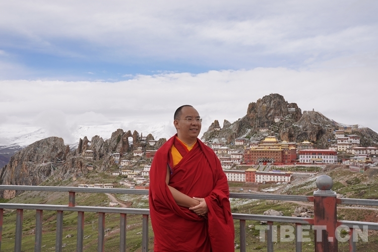 中国佛教协会副会长班禅额尔德尼在西藏昌都举行佛事活动