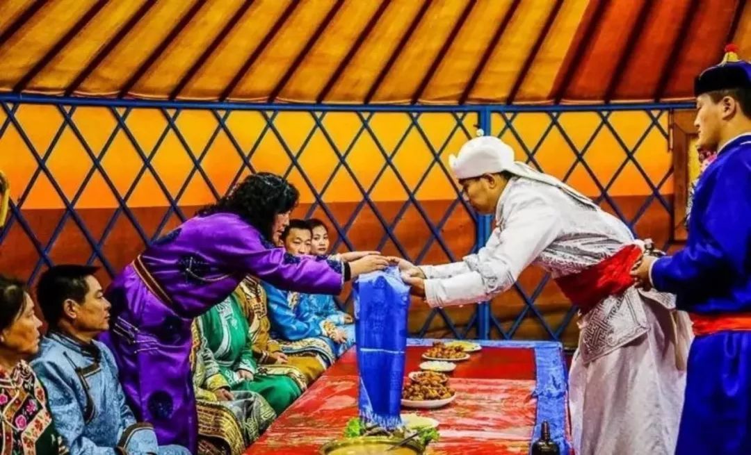 2015公务员考试行测范文：蒙古族的高贵礼节范文大全
